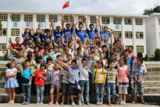 33 全体师生欢乐合影 中国青年网通讯员刘良禹提供